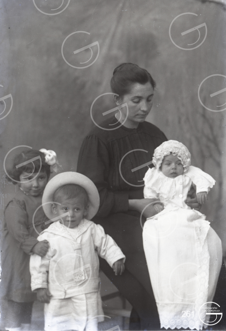 Rosario Córdoba con sus hijos Rosario, Pepín y Antonio (1918)